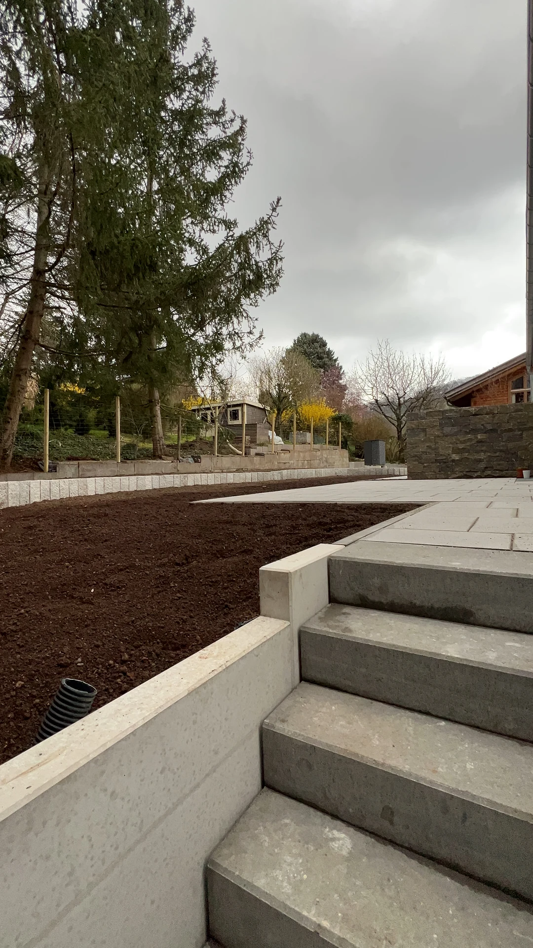 Treppenanlage mit Blockstufen, Mauer und vorbereitetem Erdplanum