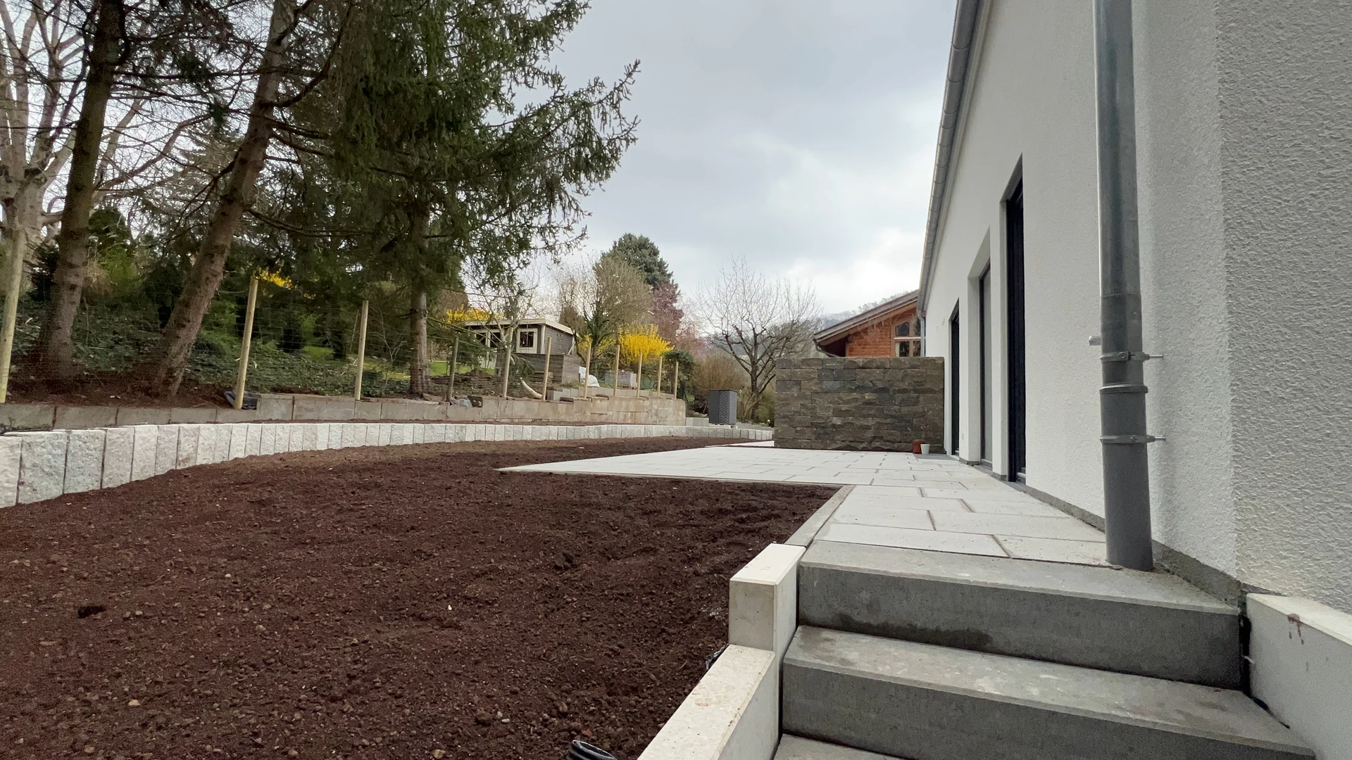 Terrasse, Treppe und Mauern — Blick über das fertige Grundstück