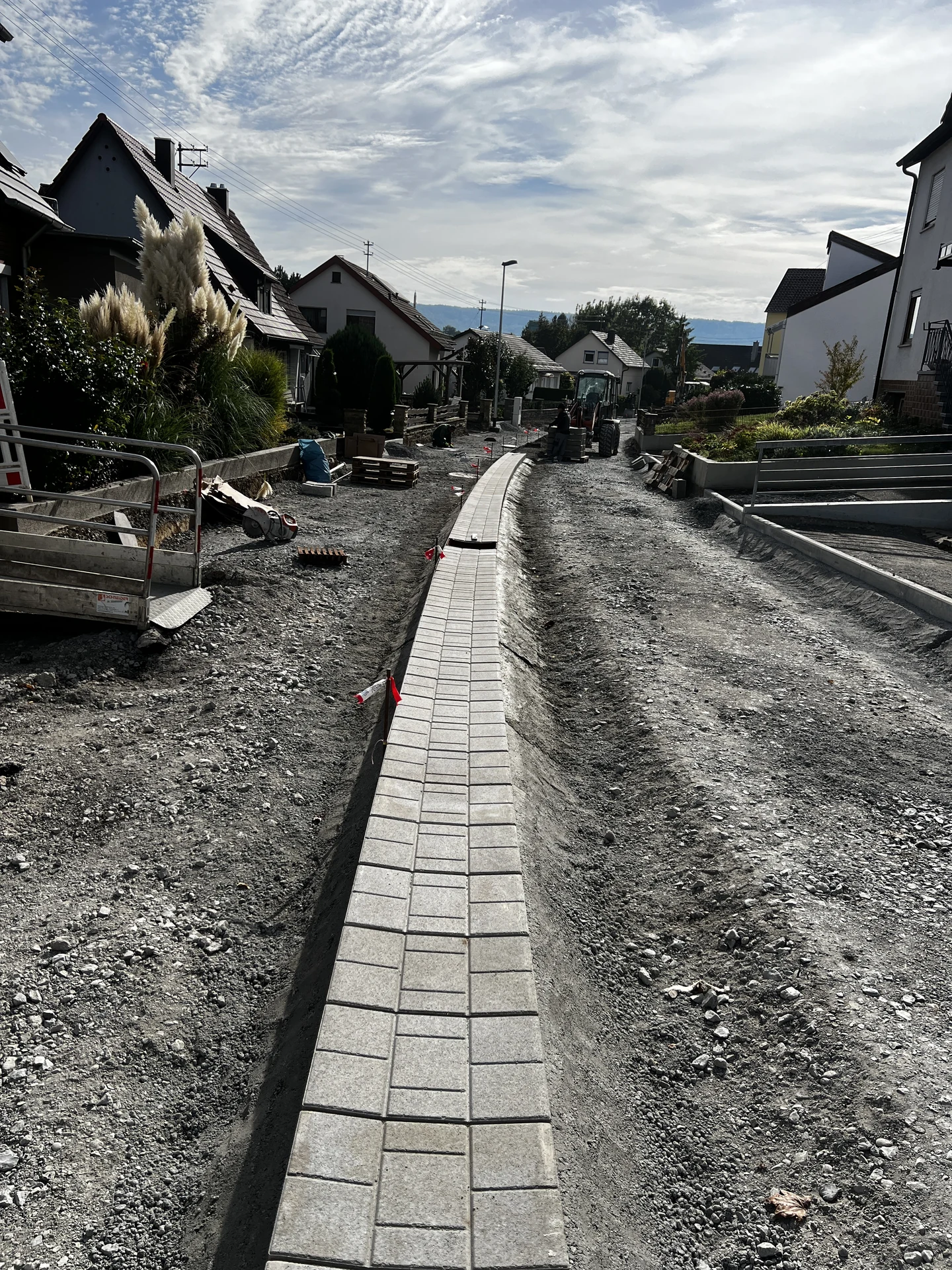 Rinne und Bordstein im Bau — Verlauf abgesteckt