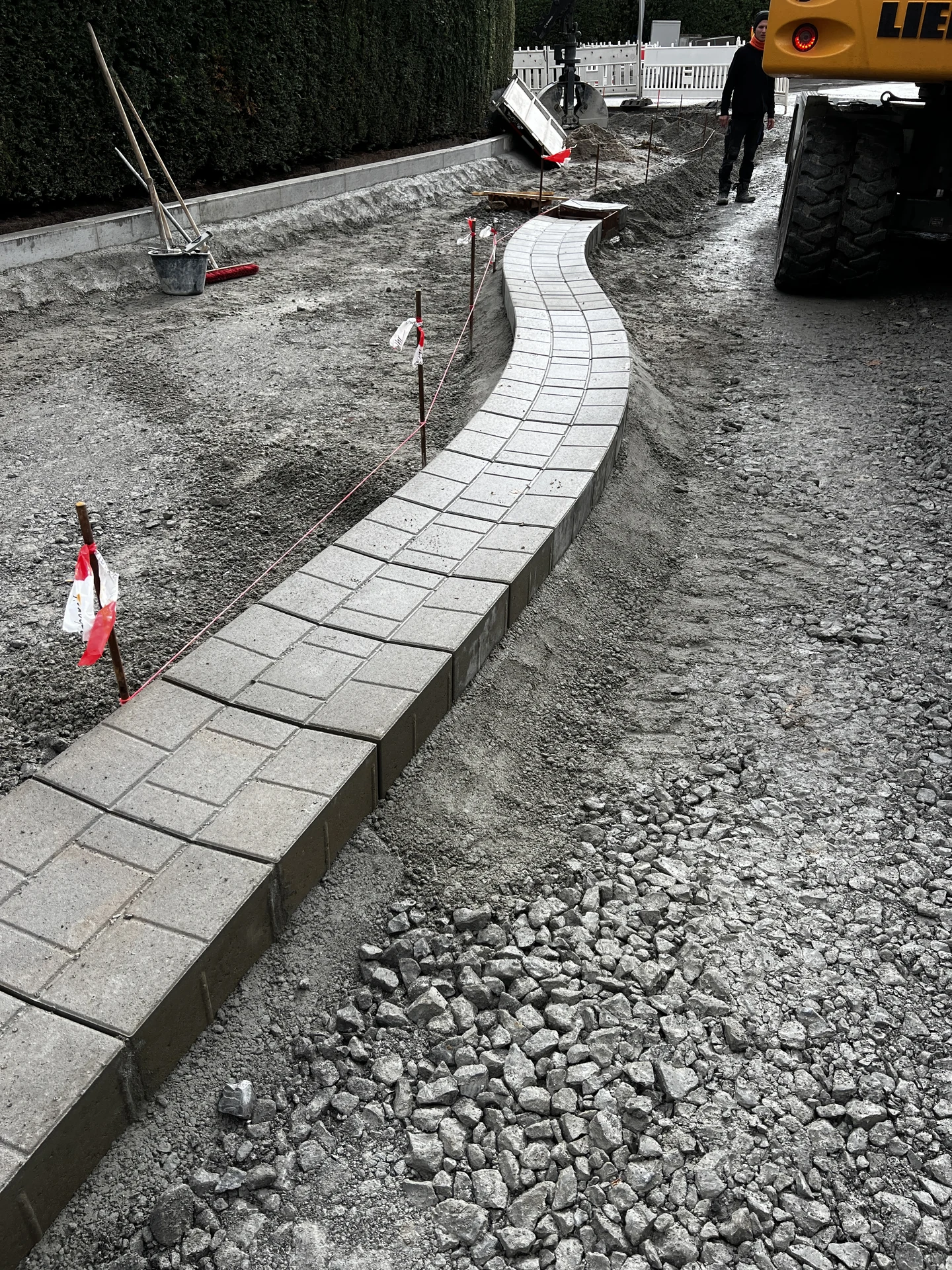 Rinnensteine in Radien gesetzt, Unterbau vorbereitet
