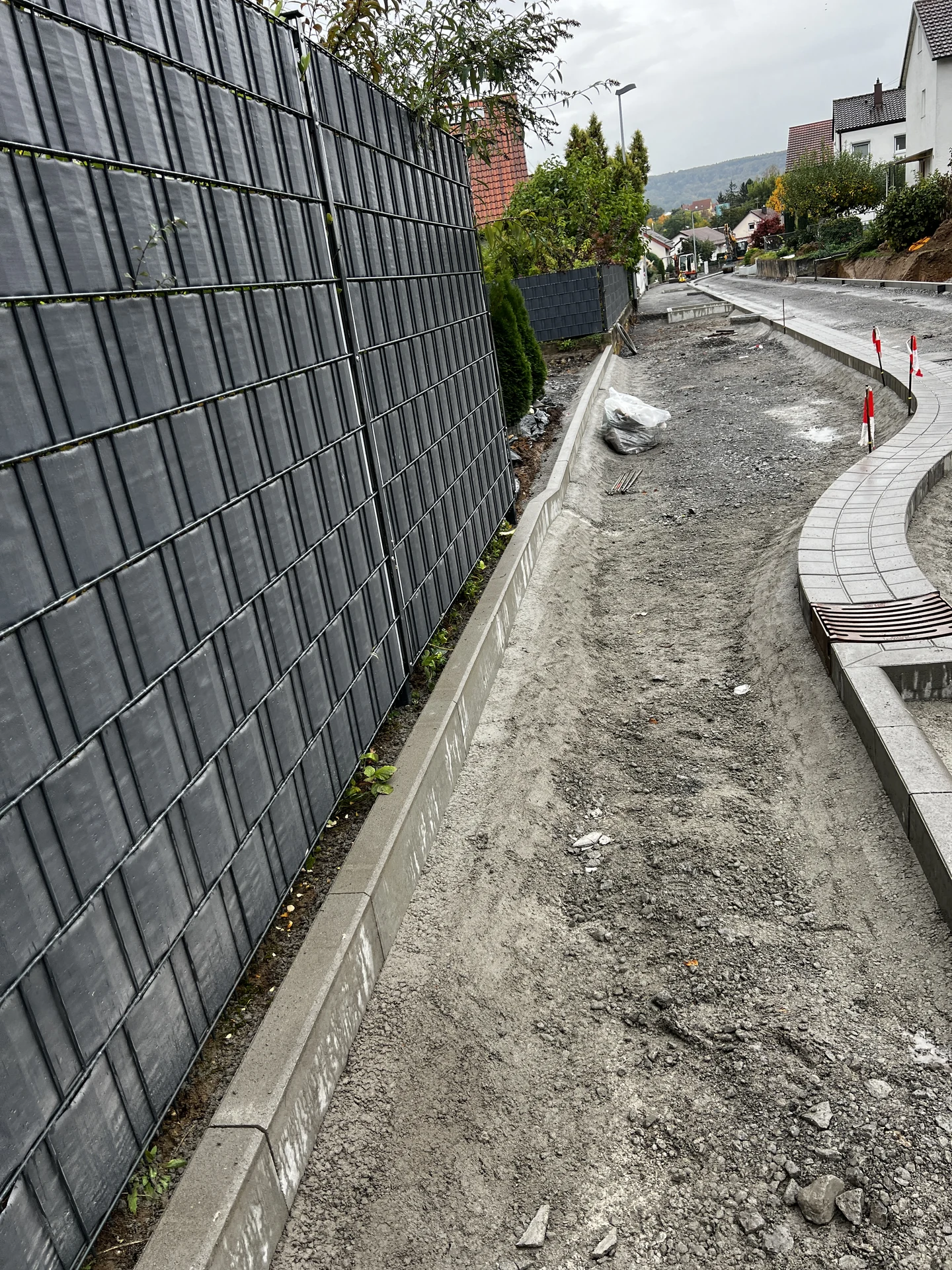 Randeinfassung entlang des Zauns, Fläche im Aufbau