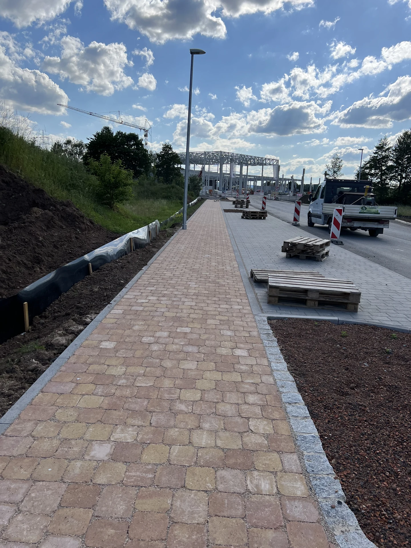 Gehweg entlang der neuen Erschließungsstraße