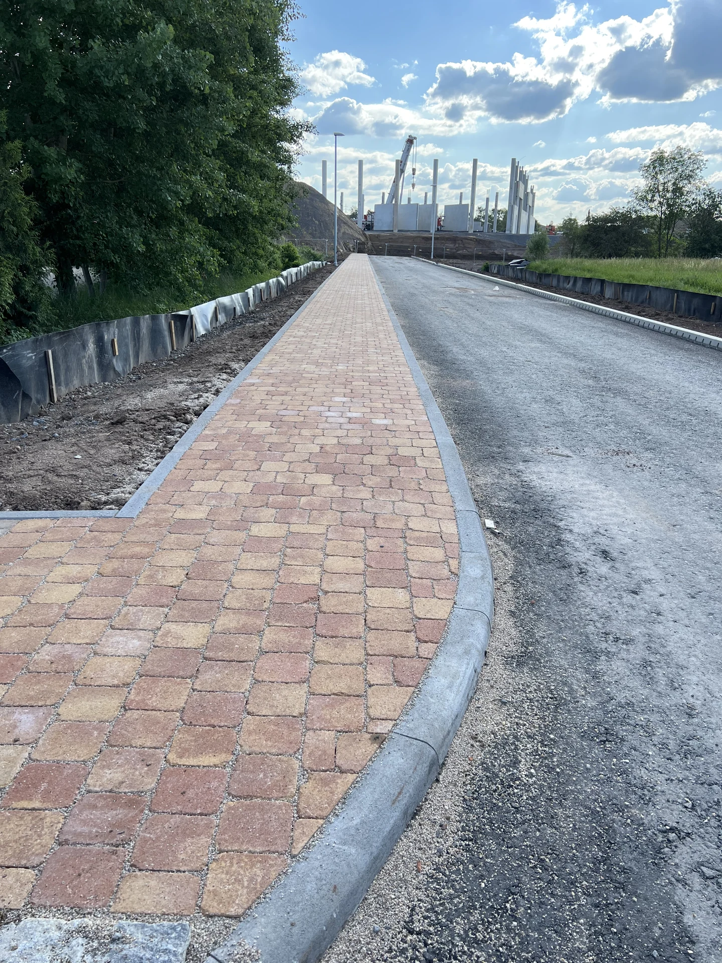 Gehweg mit Bordstein entlang der Fahrbahn